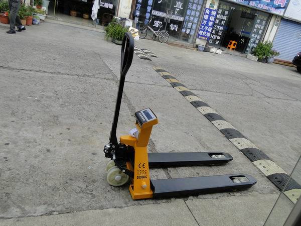 越衡1000kg电子叉车秤价格油缸液压叉车成多少钱