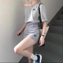 韩系减龄休闲运动套装女夏季时尚韩版显瘦一字斜肩短袖短裙两件套