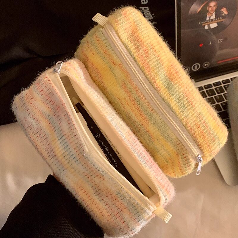 百搭圆筒毛绒包针织笔袋大容量初高中女生文具铅笔盒化妆品收纳包