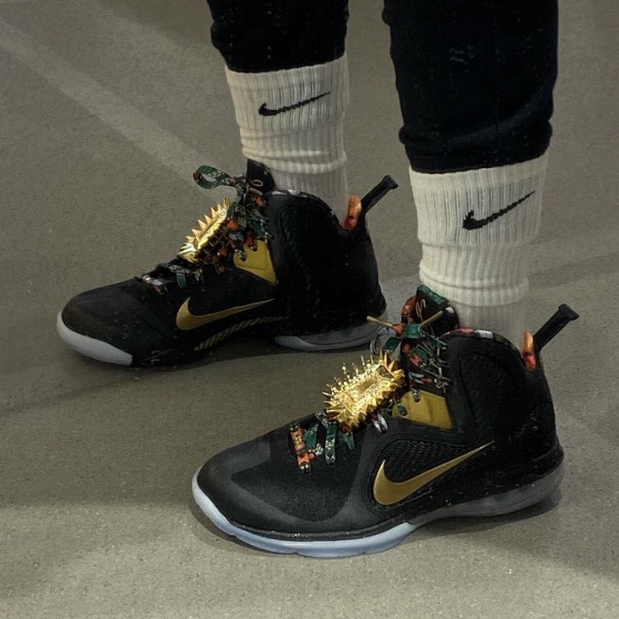 Nike LeBron 9 LBJ詹姆斯9黑金王座实战篮球鞋DO9353-001断码特惠