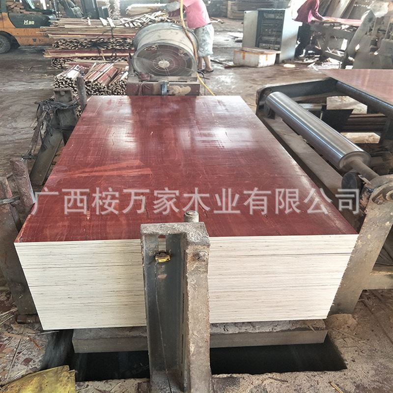 红模板 广西建筑模板厂家日产量4万张各地设仓储工程模板