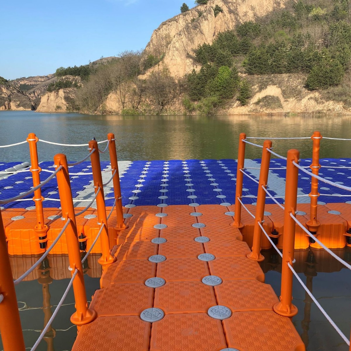 水上多功能塑料浮筒碰碰车水上浮桥游艇泊位休闲垂钓平台