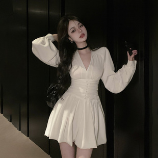 速发法式 早秋韩系氛围裙穿搭小个子收腰裙 气质白色V领长感连衣袖