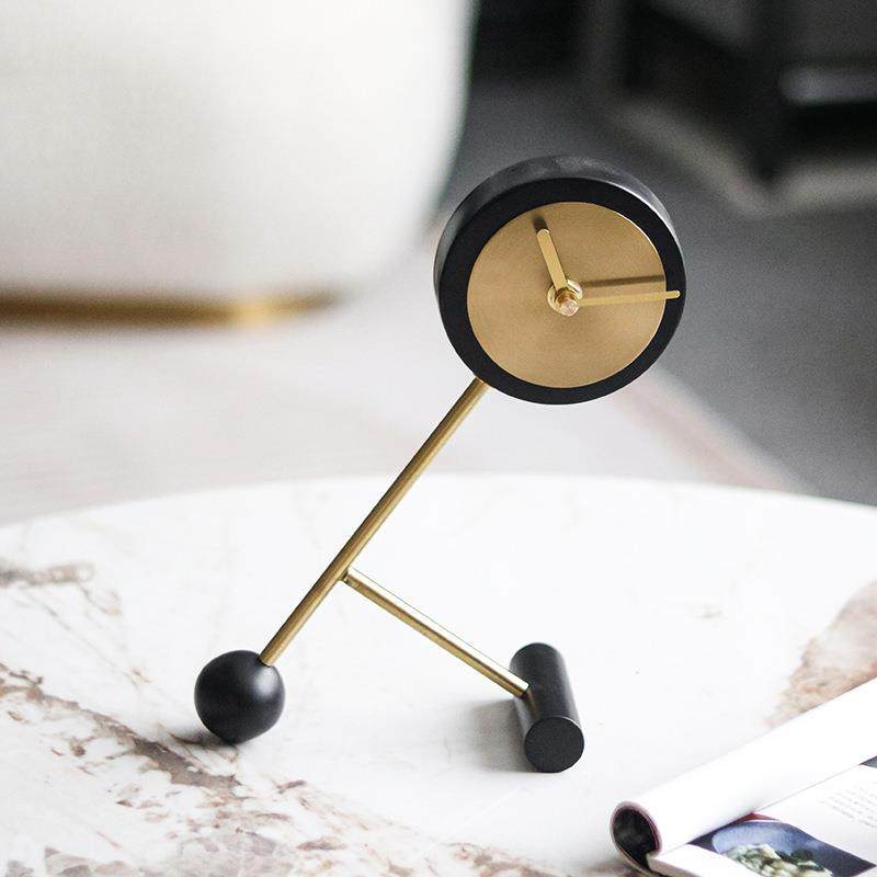 现代轻奢艺术家居软装台钟简约客厅电视柜书房房间金属人形装饰钟