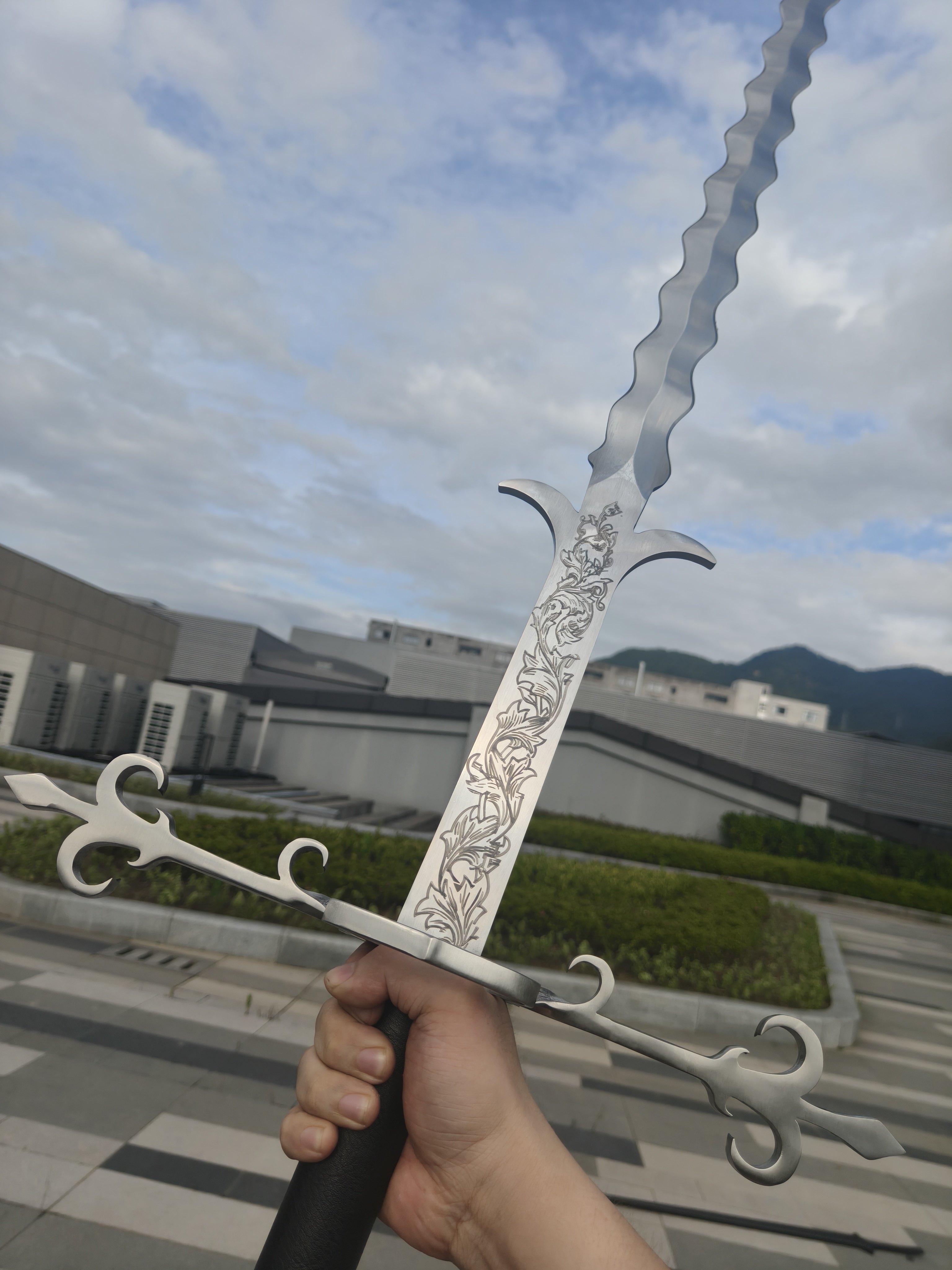 主推S级二代炽焰巨剑,未开刃