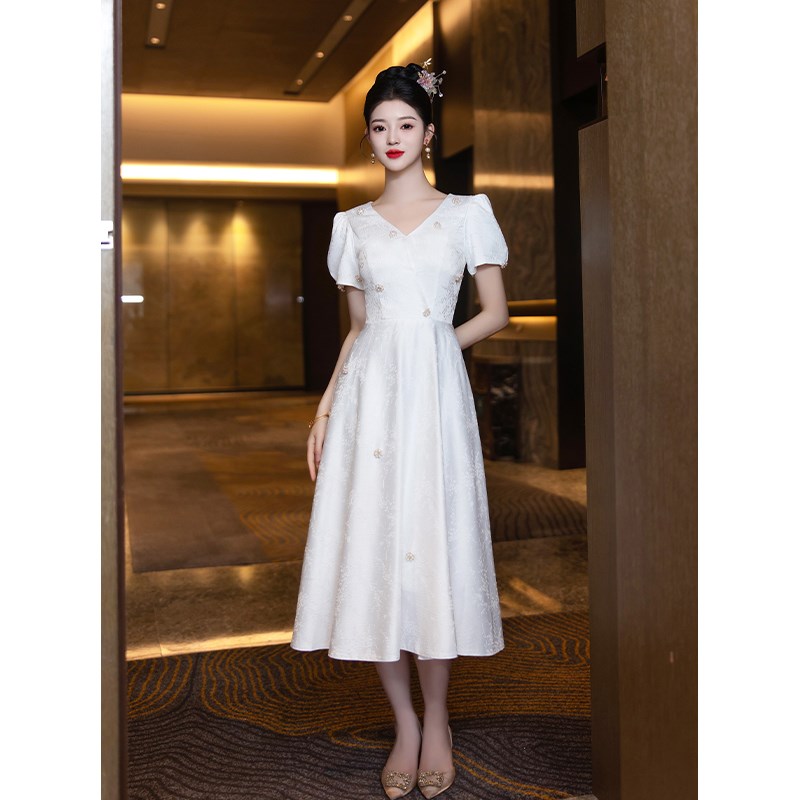 好货v领订婚礼服裙2025新款平时可穿小个子衣服白色轻领证登记小