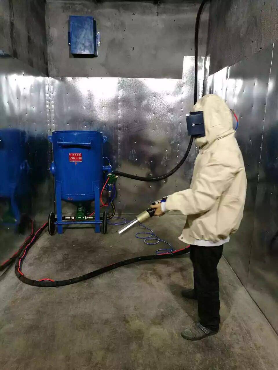 桥梁机械石油管道防腐除锈喷丸机移动式加压喷砂罐防腐除锈喷砂机
