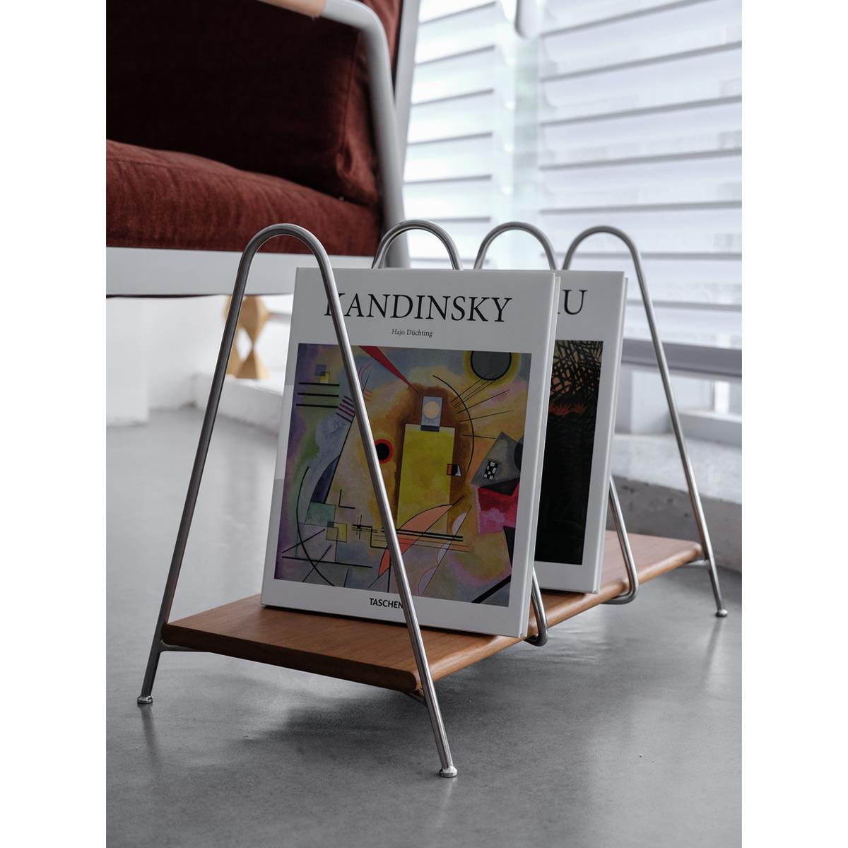 北欧书报架落地置物架简约铁艺杂志架日式实木报刊架实用日报架