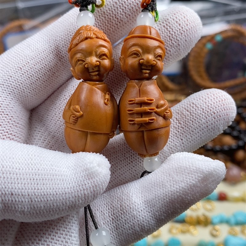 精品苏工橄榄核雕刻地主公地主婆