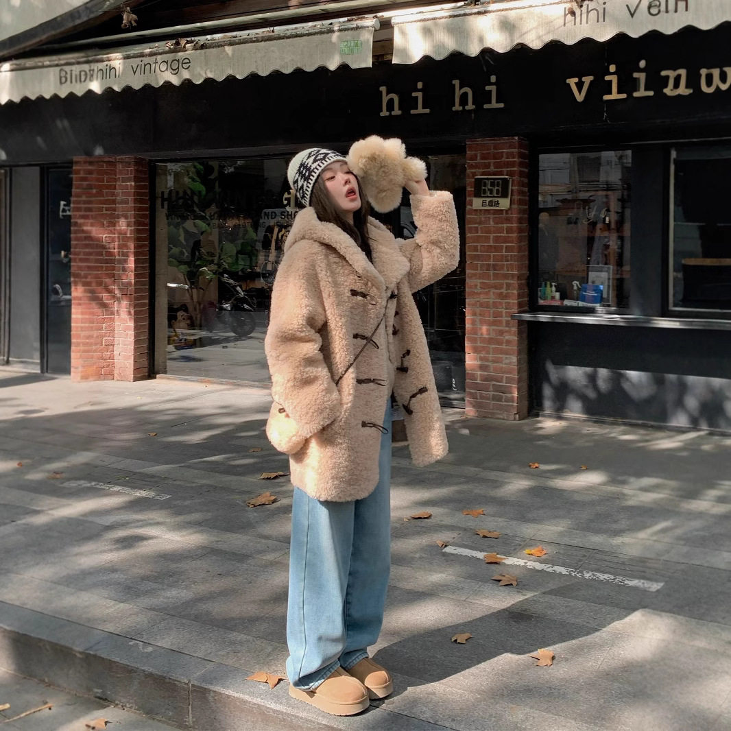 诗美【小奶卷】100羊毛颗粒皮毛一体连帽羊羔毛皮草外套女牛角扣