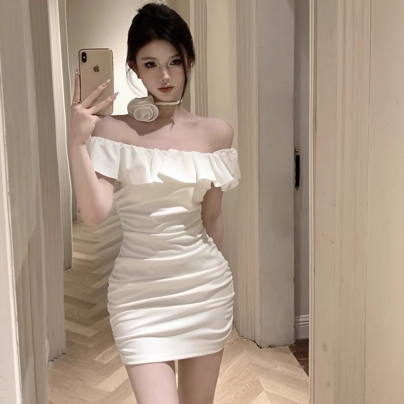 纯欲白色荷叶边一字肩连衣裙女夏季2024新款修身显瘦褶皱包臀短裙