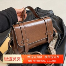 新款包包女2025年高级感秋冬季复古百搭宽带斜挎包手提小方包黑色