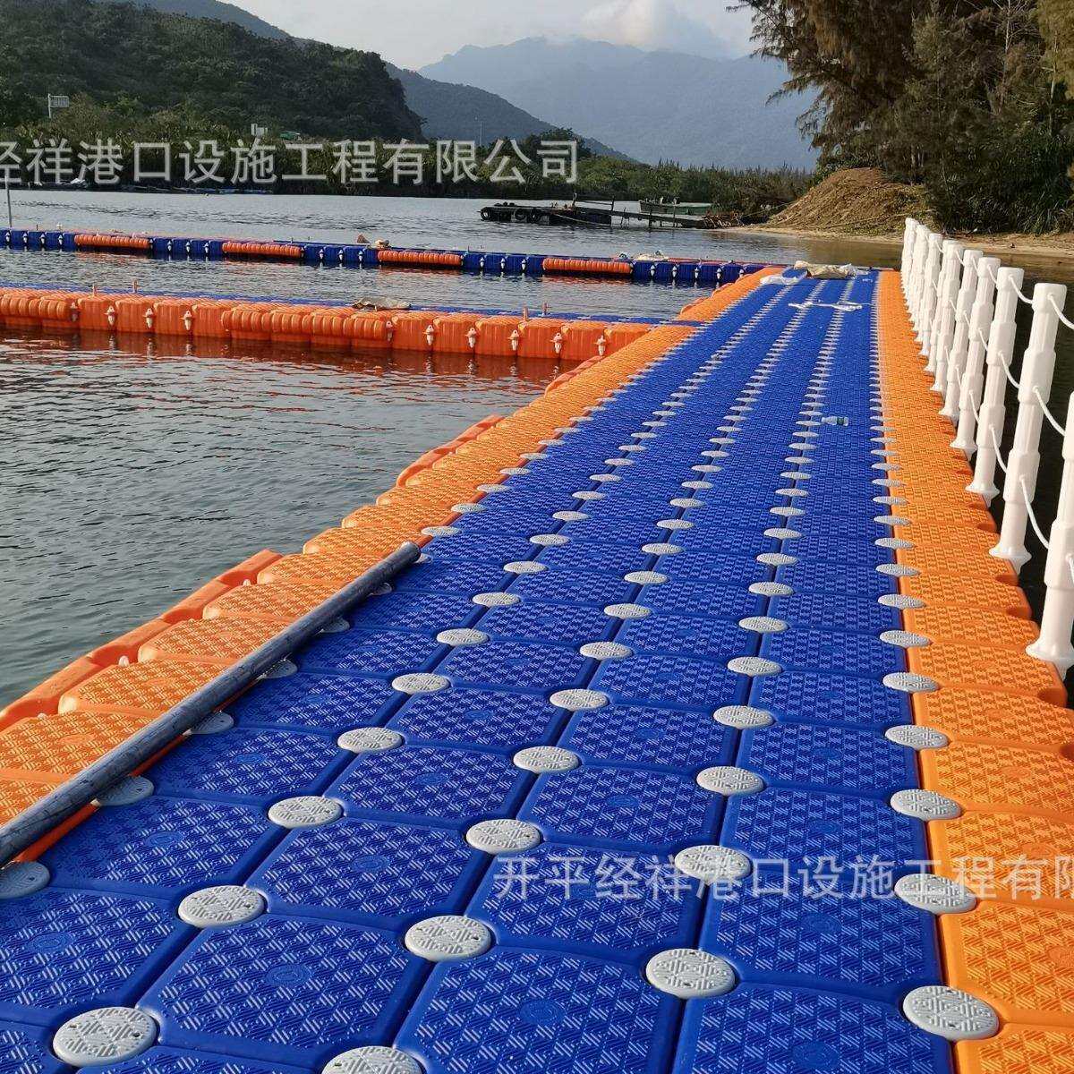 高密度聚乙烯吹塑塑料浮筒浮动码头游船停靠水上载人浮桥栈桥安装