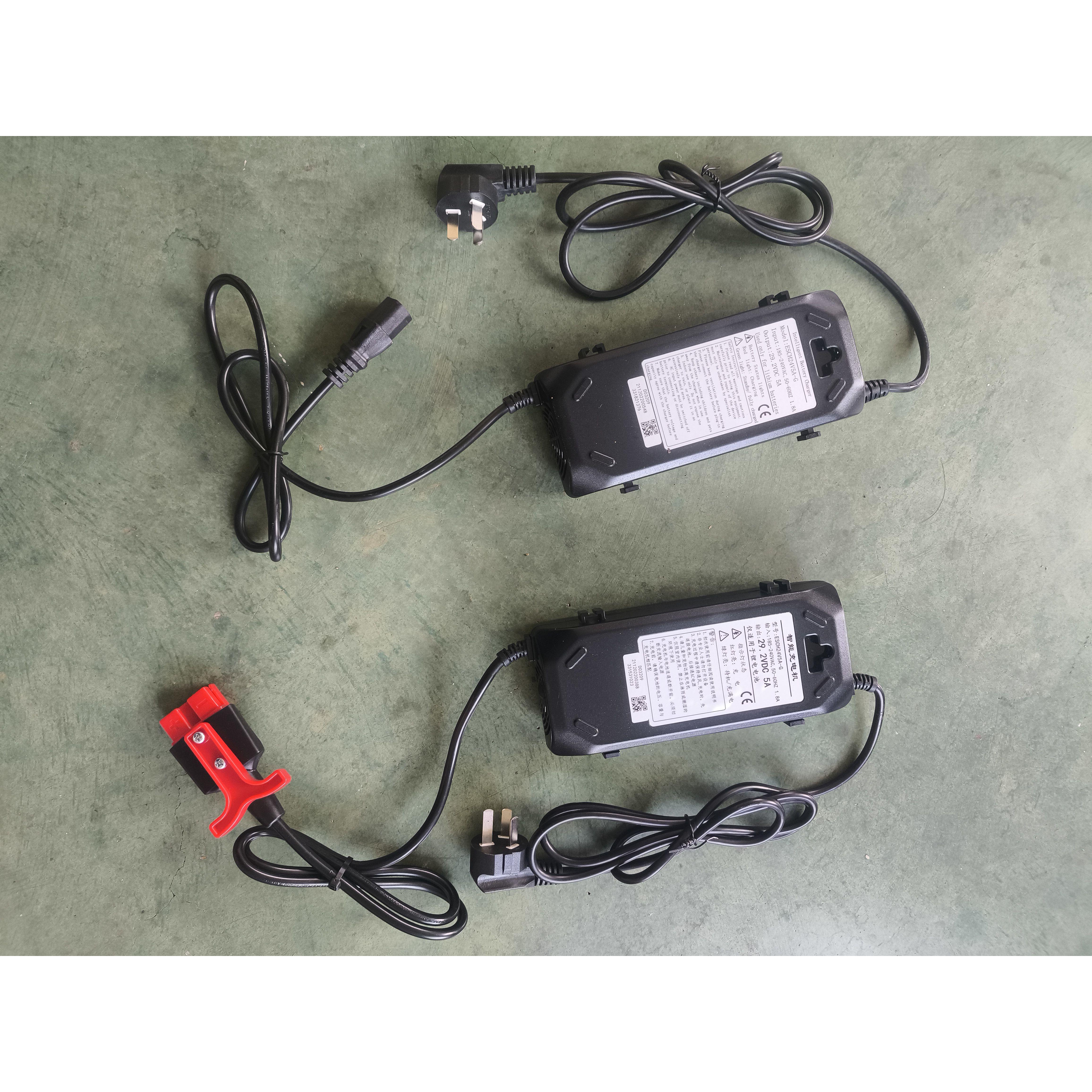 中力堆高机DB4 和F4锂电池电动搬运车充电机器