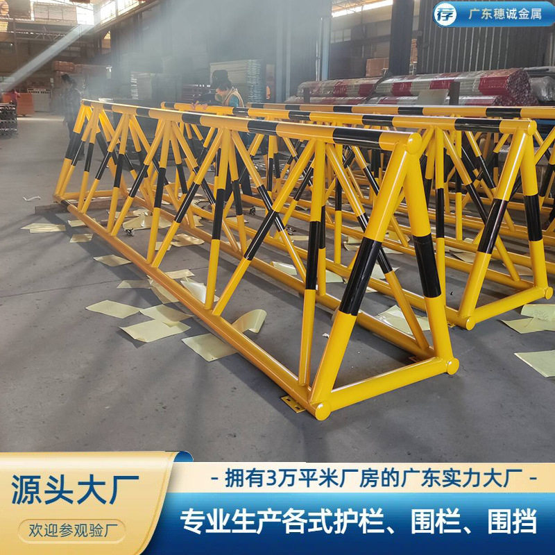 广东防撞拒马路障道路用带轮防护栏挡车隔离围挡移动防护交通护栏
