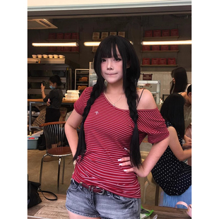 甜辣风斜肩撞色短袖 褶皱收腰T恤复古红白条纹露肩小上衣 女装 夏季