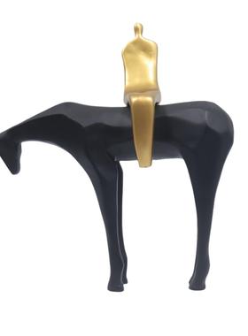 现代简约树脂黑金色人坐马售楼部样板房客厅家居书房卧室饰品摆件
