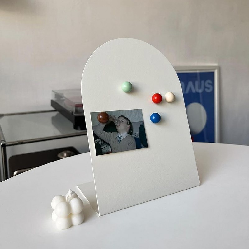 一间公寓家居ins韩国博主桌面收纳磁吸K板留言板玄关展示工位好物