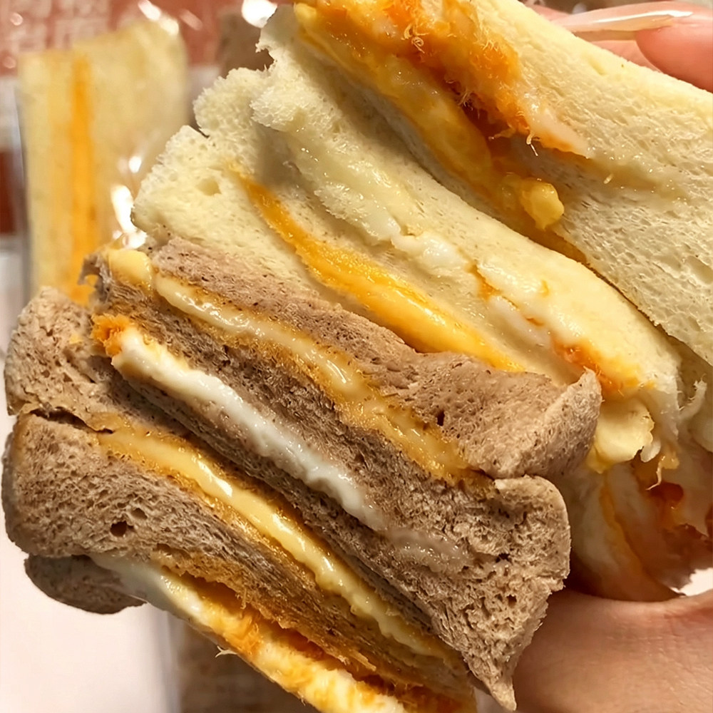 肉松香芋味沙拉夹心三明治无边吐司松软面点懒人即食早餐休闲糕点