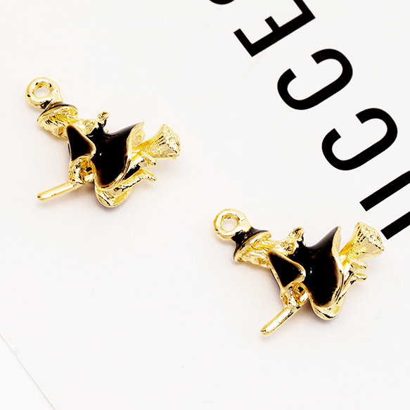 日本进口万圣节扫帚飞翔女巫可爱立体合金吊饰DIY手作挂件配件