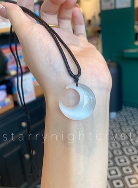 猫眼石月亮项链 白猫眼雕刻月亮锁骨链吊坠 寻梦石猫眼效应闺蜜链