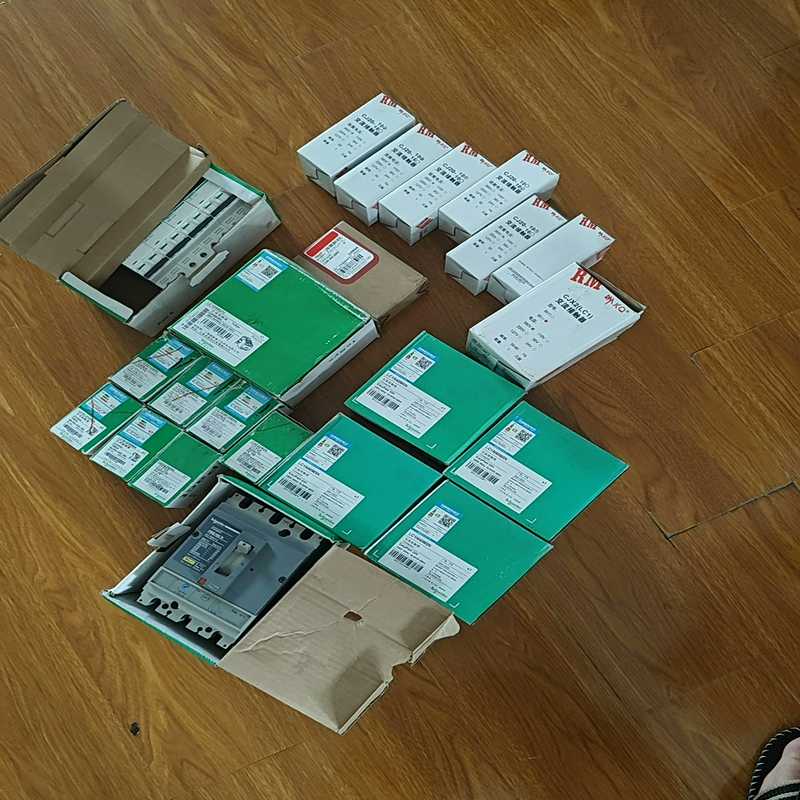 接触器打包处理,后一张图断路器是旧的,要的直接拍,顺丰包邮