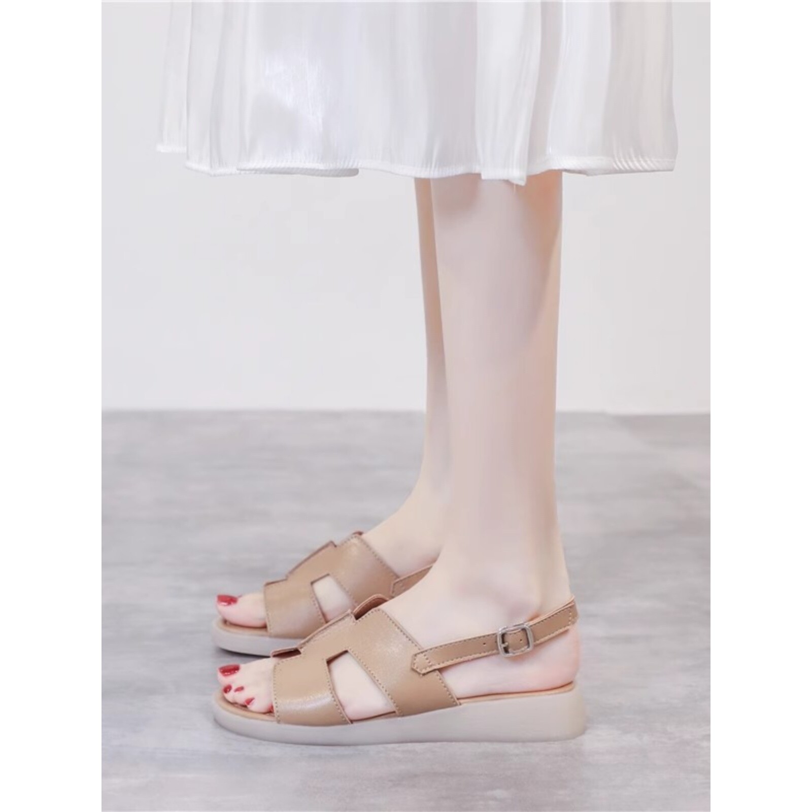 真皮牛筋底软底凉鞋女2025年新款夏季时装洋气轻便平底舒适妈妈鞋