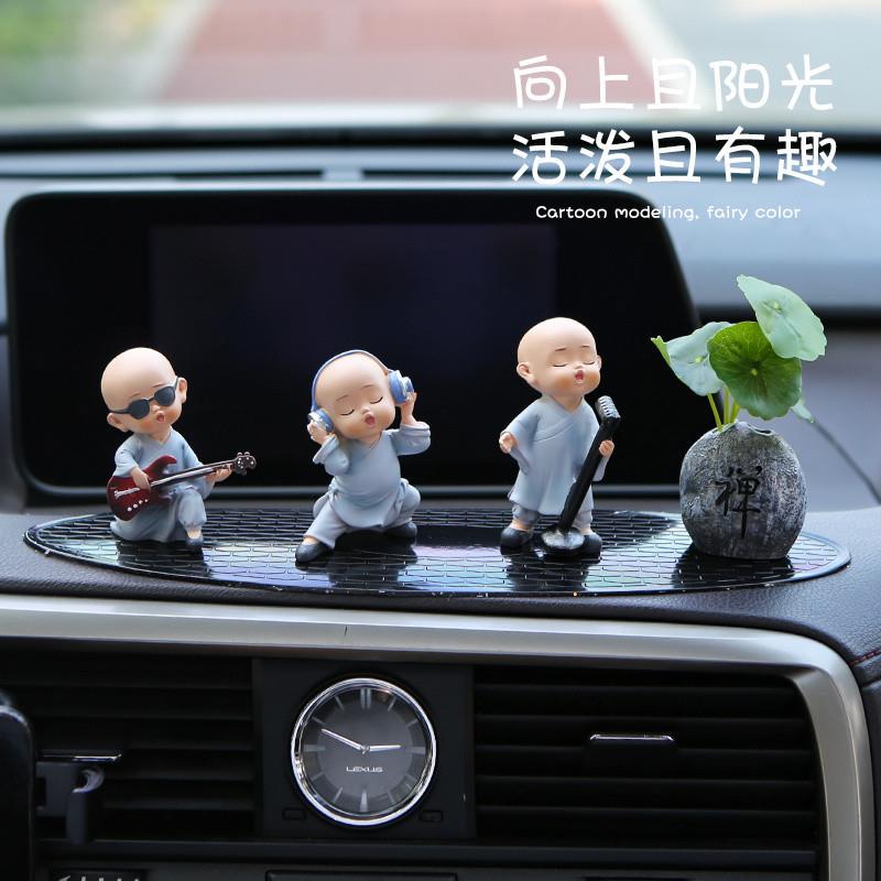 车载摆件创意搞笑乐队小和尚个性汽车装饰中控台饰品车上车内用品