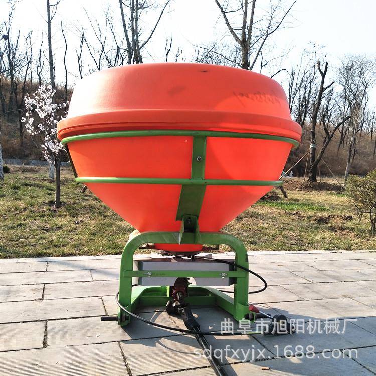 车桶农用拖拉机载式HEO撒肥机750公斤大圆肥施器悬挂式轴传动撒播