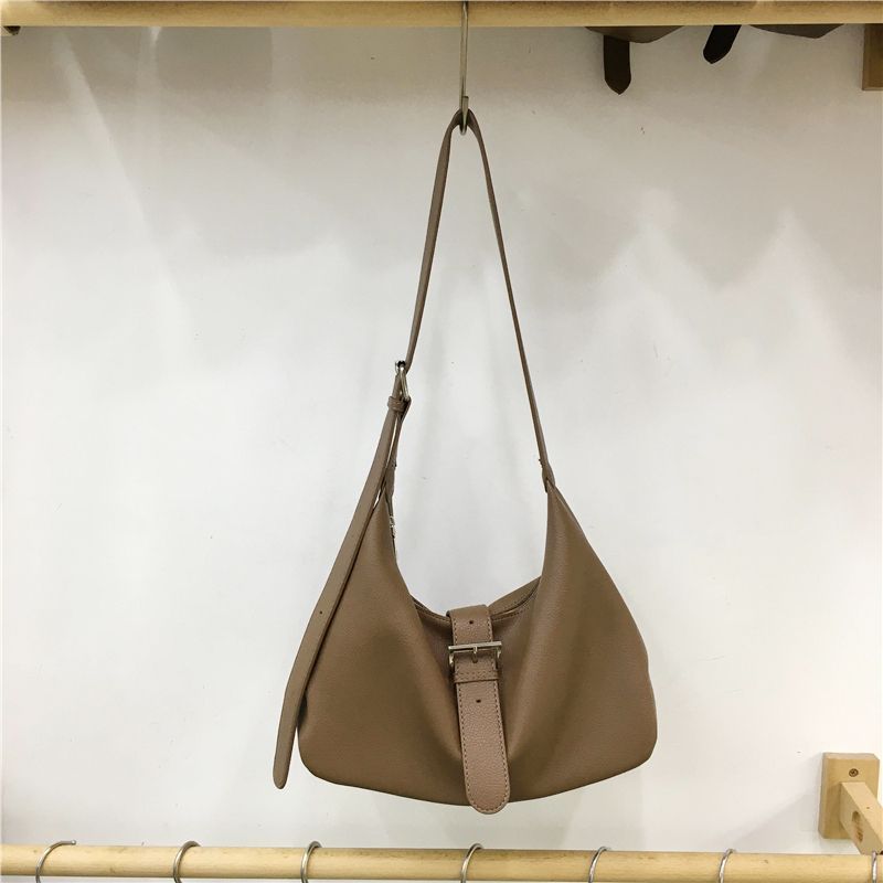 小脏柜 2023新款高级感软皮小众皮带扣休闲百搭女单肩斜挎托特包