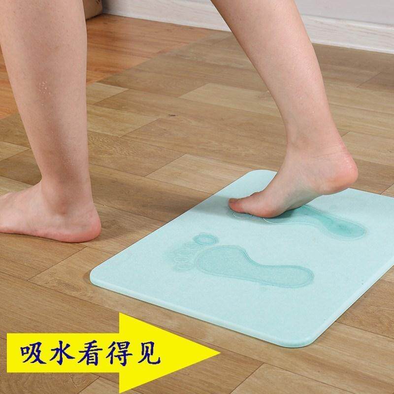 Waaterother/其-absorbing floo mat at the door of rbthroom