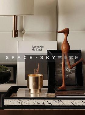 现代简约样板间床头柜组合软装饰品黑色马毛相框抽象尖嘴人摆件