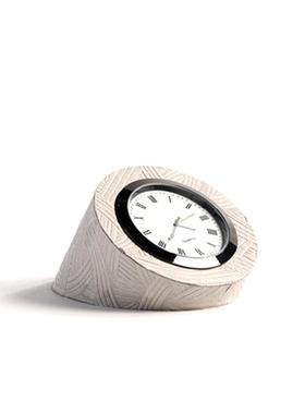 现代轻奢金属艺术皮革闹钟台上钟表摆件样板间售楼处客厅软装饰品