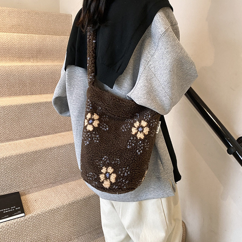 秋冬新款仿羊羔绒单肩包女韩版百搭大容量水桶包休闲斜挎包毛毛包