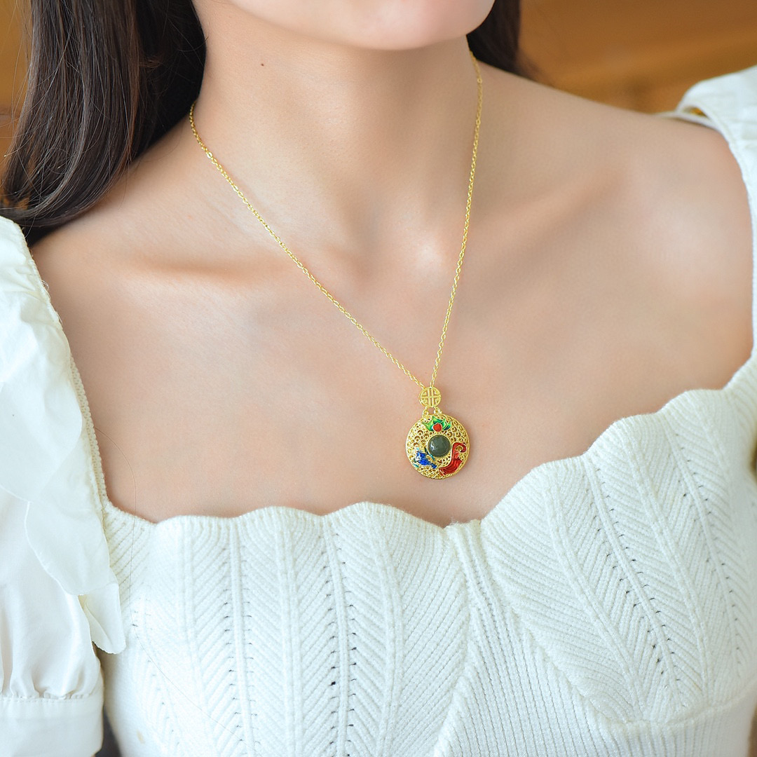 铜镶嵌和田玉莲年有鱼珐琅彩吊坠