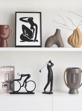 现代简约创意轻奢运动人物样板间客厅书房书柜书架黑白装饰品摆件