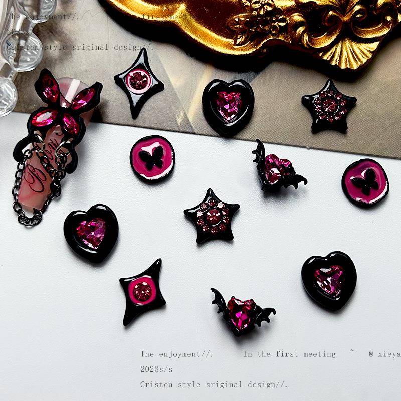新款暗黑风钻饰美甲黑粉系列蝴蝶链条美甲小饰品爱心美甲飾品