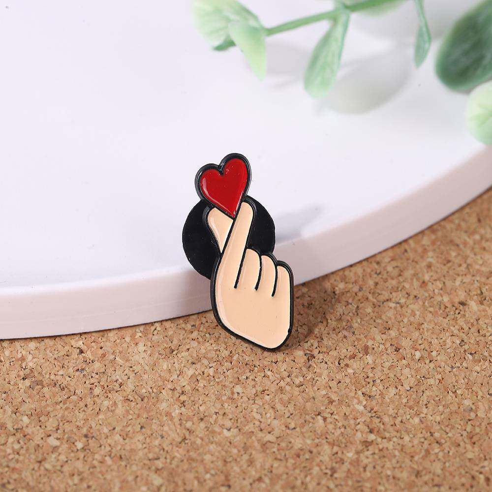 跨境热销卡通手指比心合金胸针 个性小众包包衣服配饰别针徽章