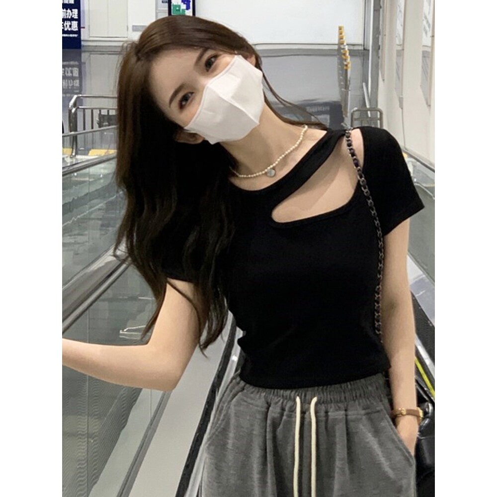 韩国甜辣纯欲风短款黑色T恤女新款春夏设计感镂空修身心机上衣ins