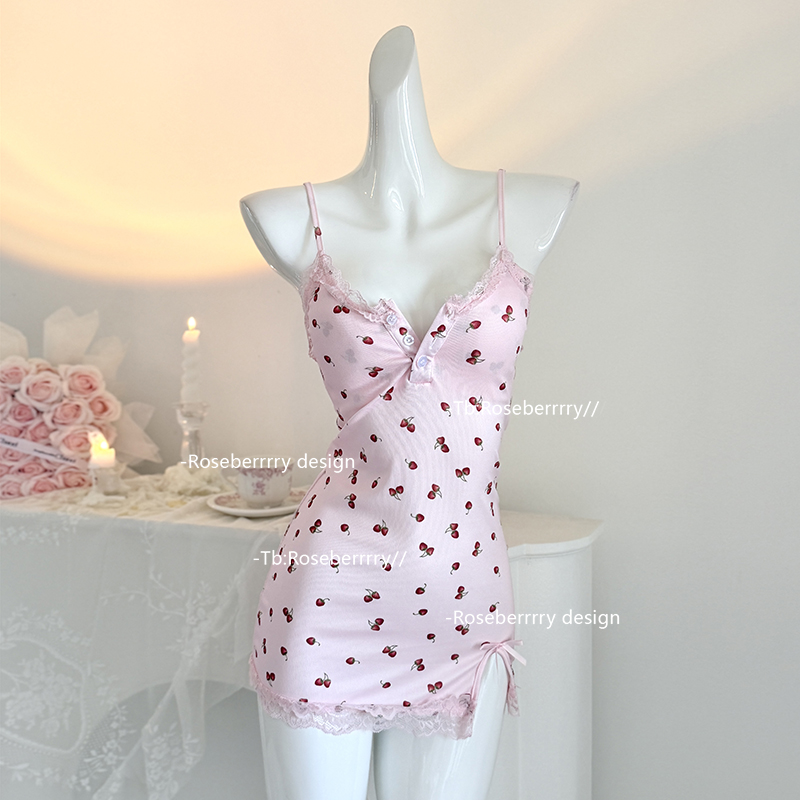 甜美少女蕾丝吊带睡裙