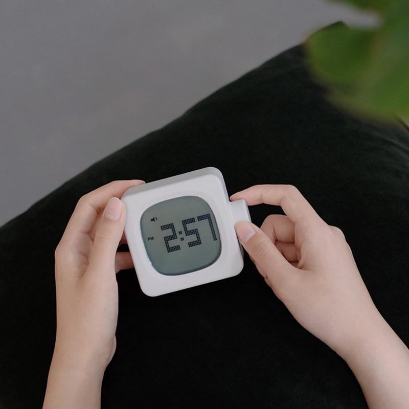 MUID方块小闹钟夜光静音床头充电学生用迷你led时钟灯多功能