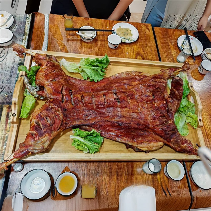 内蒙古饭店上菜摆盘整只烤全羊宴专用的餐具长方形竹木Z大餐托盘