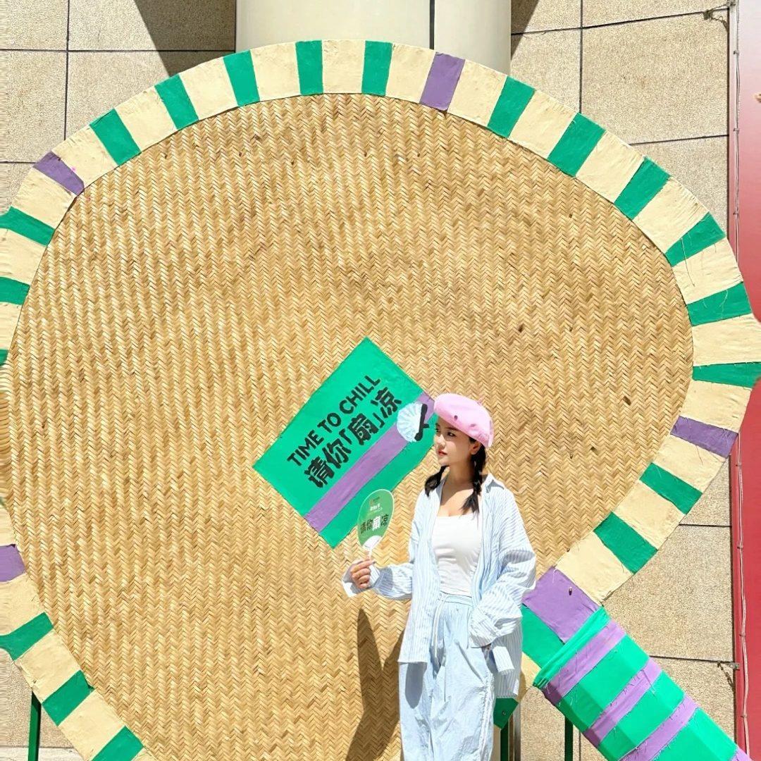 网红打卡巨型蒲扇夏季户外美陈大扇子风景区广场落地彷真竹编背景