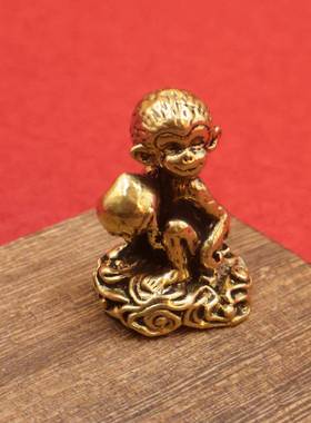 黄铜猴子献桃铜猴抱寿桃桌面摆件做旧黄铜茶宠微雕黄铜饰品礼物