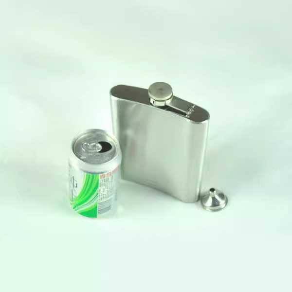 新款直销男士酒壶便携式户外随身18盎司不锈钢酒壶500ml带小漏斗2