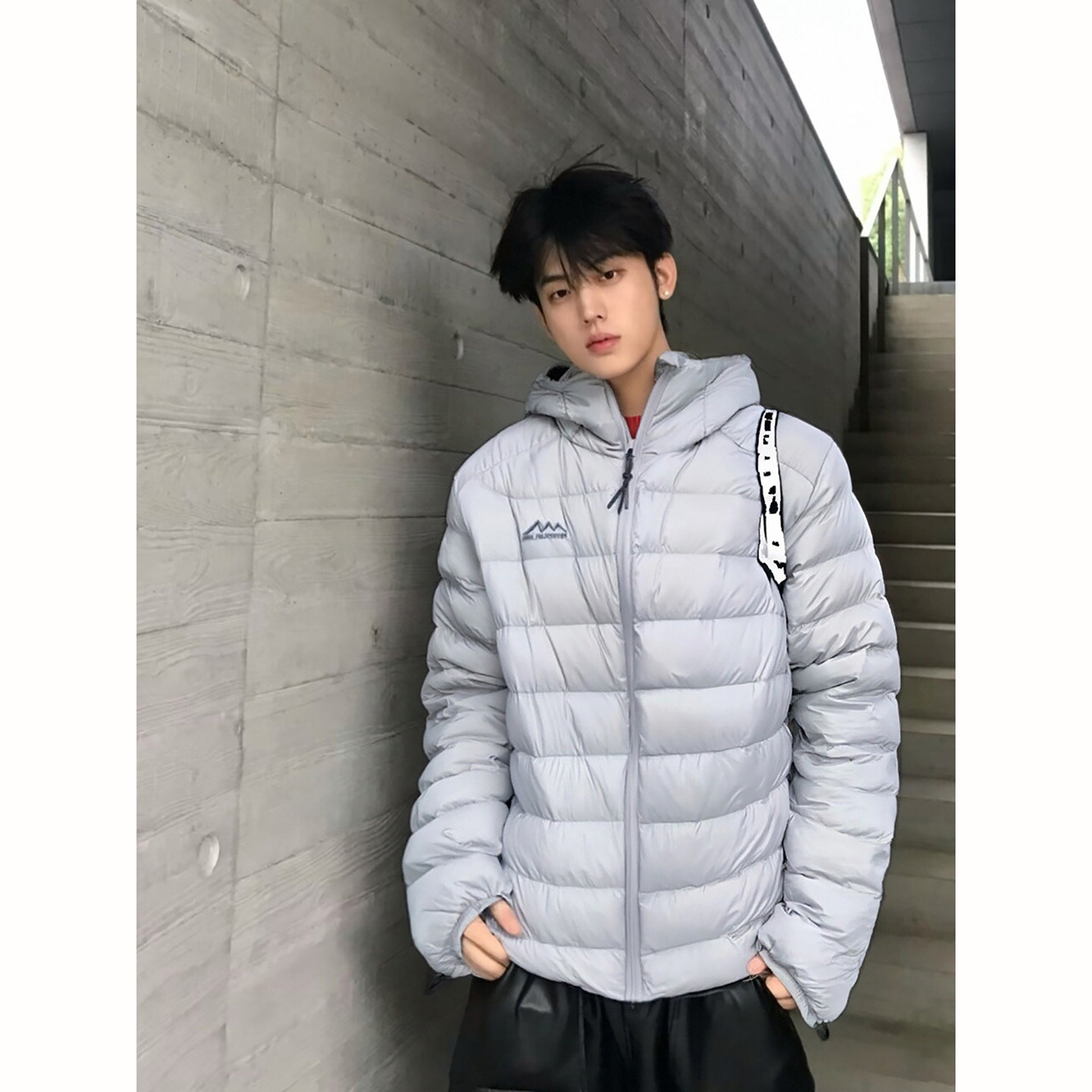 浅灰色排骨轻薄羽绒服男冬季加厚