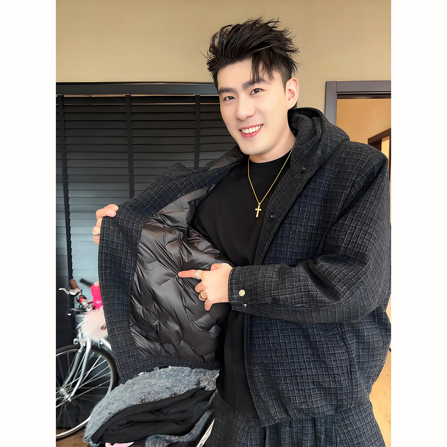 深灰色格子连帽棉服搭配阔腿裤子