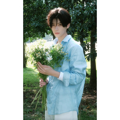 无性别穿搭天蓝色长袖衬防晒上衣