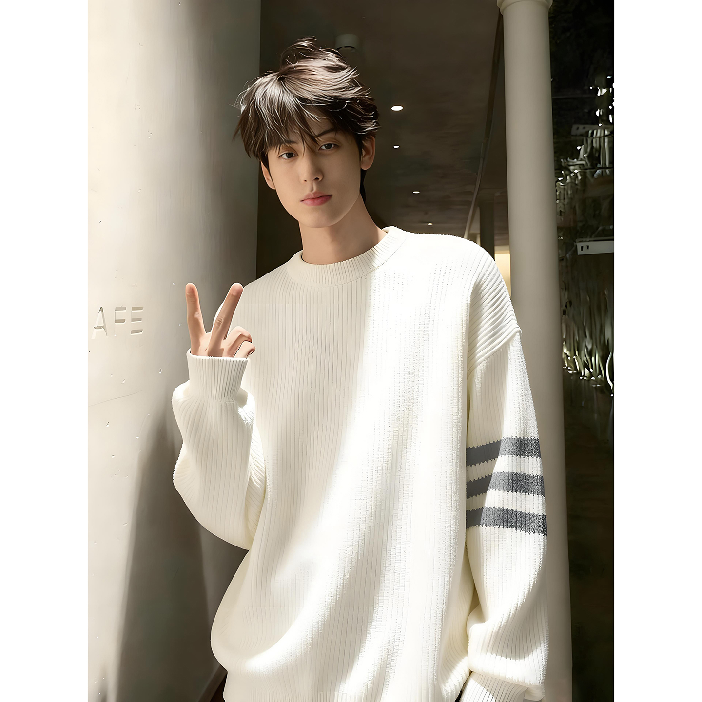白色条纹圆领毛衣男款冬季