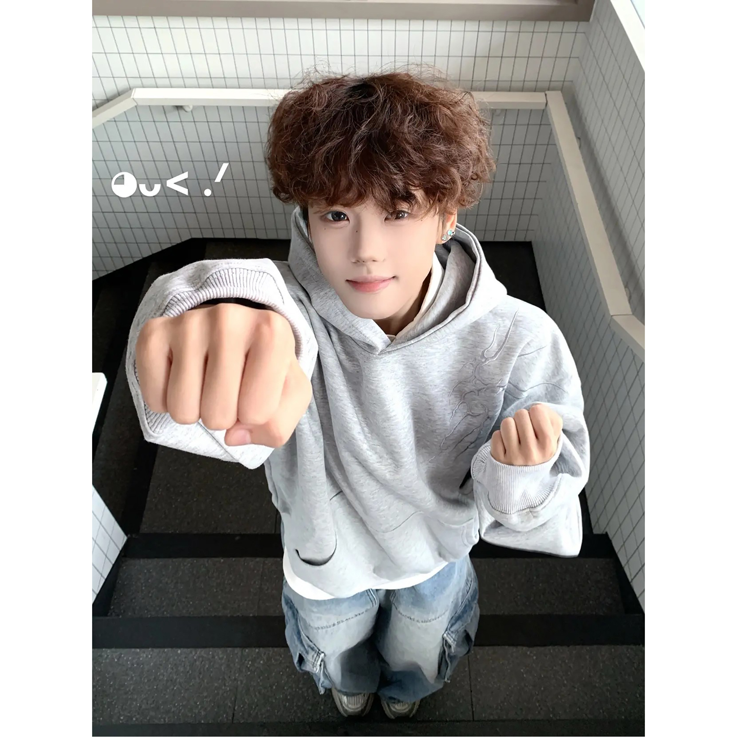 灰色闪电纹连帽卫衣男高级感穿搭